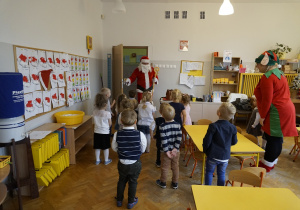 Dzieci witają w Sali Mikołaja